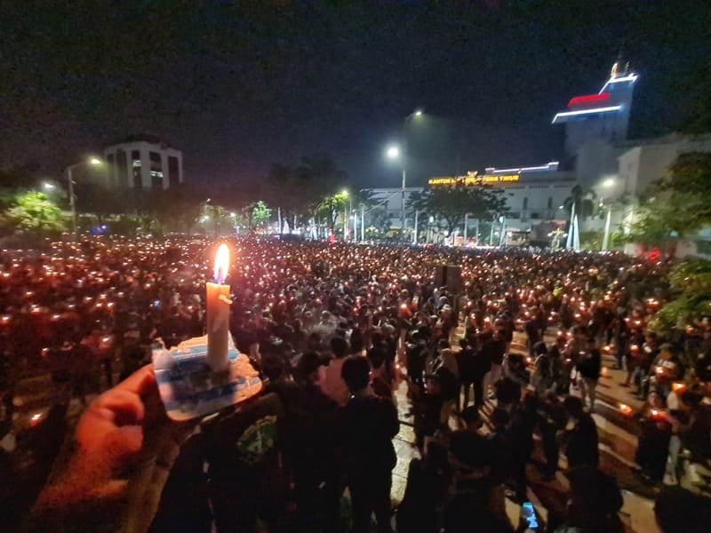 Ribuan Bonek Padati Tugu Pahlawan, Kirim Doa untuk Tragedi Kanjuruhan