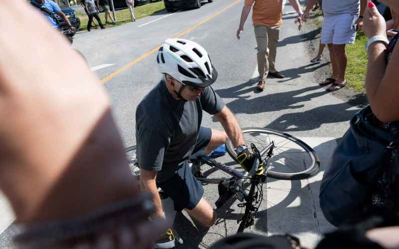 Foto Detik-detik Presiden Joe Biden Jatuh dari Sepeda saat Menyapa Warga Sekitar