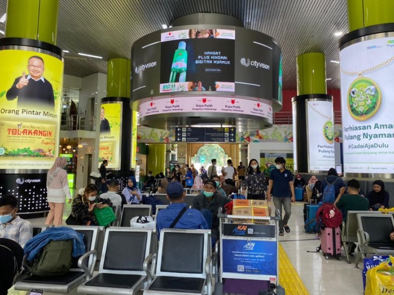 Kondisi Stasiun Gambir Mulai Lengang pada H-1 Lebaran 2023