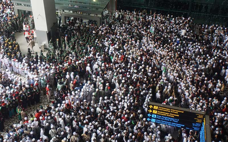 Foto-Foto Euforia Kepulangan Habib Rizieq Shihab 