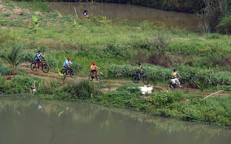 Foto-Foto Menikmati Akhir Pekan Dengan Bersepeda di Danau Cisawang