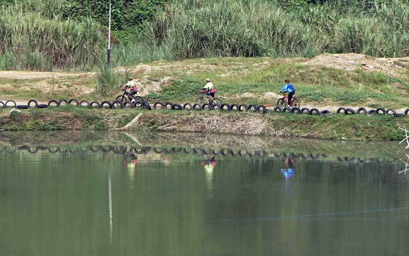 Foto-Foto Menikmati Akhir Pekan Dengan Bersepeda di Danau Cisawang