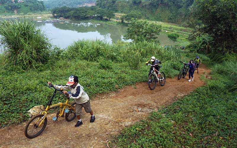 Foto-Foto Menikmati Akhir Pekan Dengan Bersepeda di Danau Cisawang