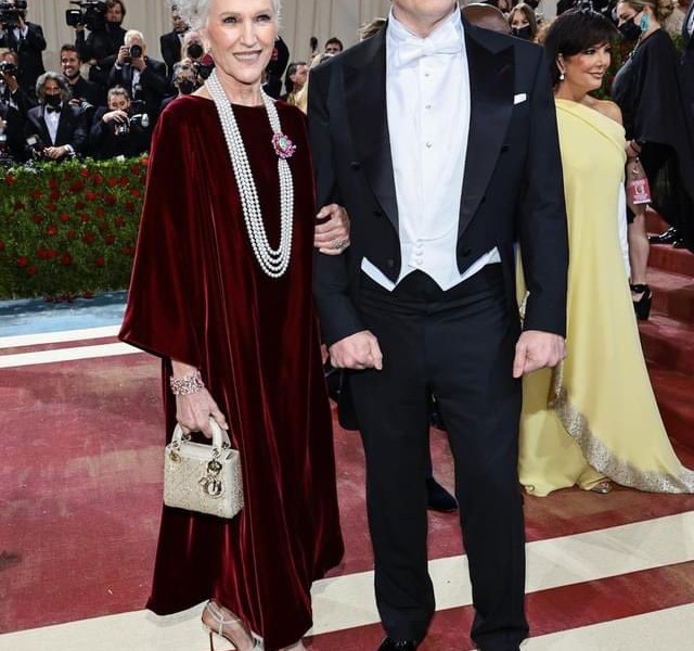 Foto Elon Musk di Red Carpet Met Gala, Ekspresi Lucu dan Gandeng Sang Ibu