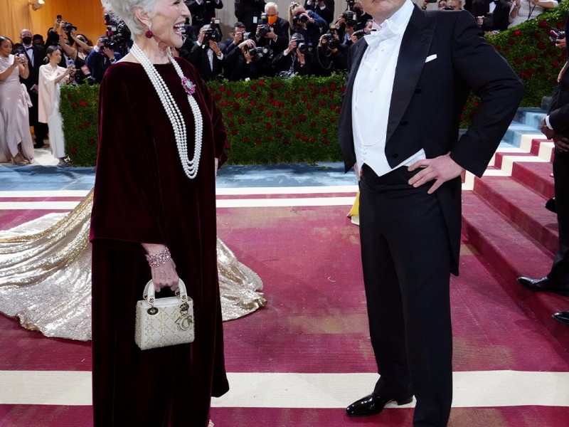 Foto Elon Musk di Red Carpet Met Gala, Ekspresi Lucu dan Gandeng Sang Ibu