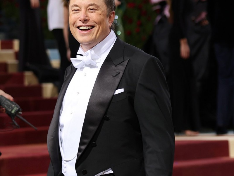 Foto Elon Musk di Red Carpet Met Gala, Ekspresi Lucu dan Gandeng Sang Ibu