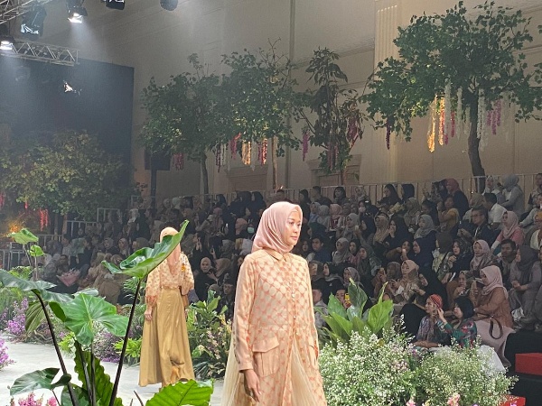 Desain Bunga Mawar Signature Karya Ayu Dyah Andari di Fashion Rhapsody