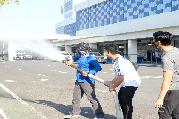 Pastikan Sistem Proteksi Kebakaran Berfungsi,  Pelindo 3 Lakukan Uji Coba Fasilitas Pemadam Kebakaran