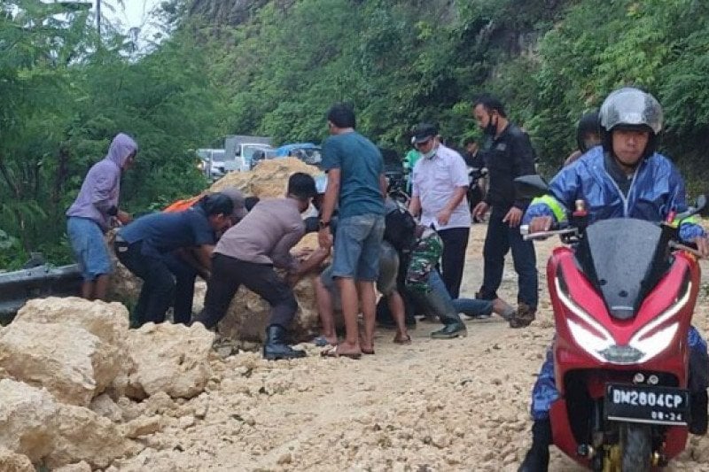 Gempa Magnitudo 6,2 di Majene Sulbar, Bangunan Ambruk