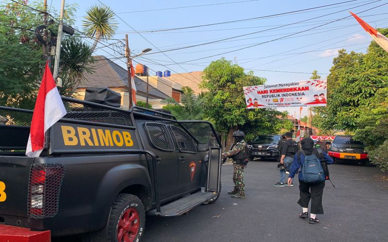 Brimob berjaga di rumah Ferdy Sambo