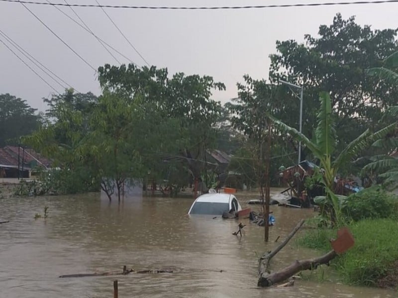 Banjir Besar Dinar Indah Semarang, BPBD Jateng Terjunkan Dua Tim Evakuasi