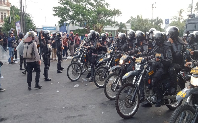 Polisi dan Pengunjuk Rasa di Makassar Saling Serang