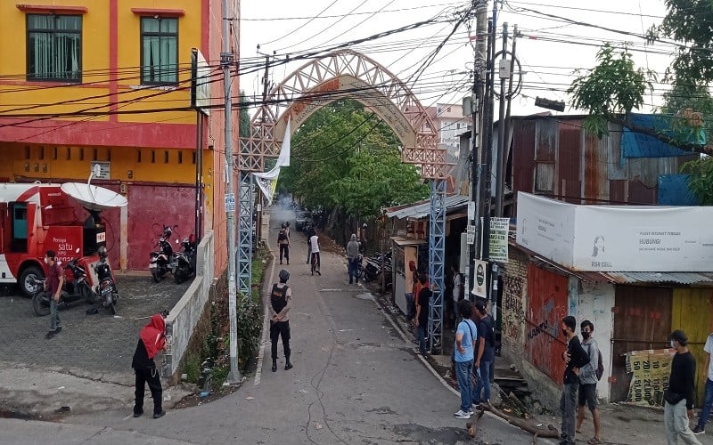 Polisi dan Pengunjuk Rasa di Makassar Saling Serang