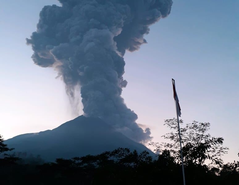 Gunung Merapi Erupsi Setinggi 6.000 Meter