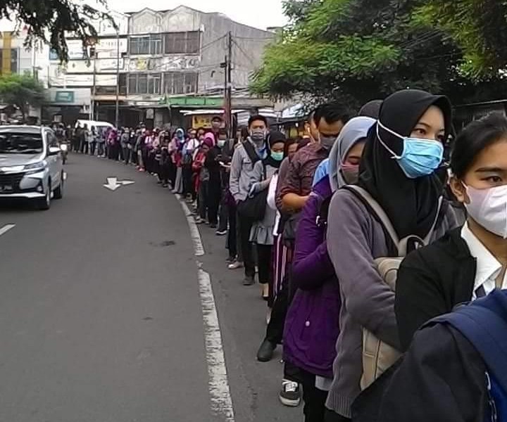 Transjakarta Dibatasi, Ini Foto-foto Penumpukan Penumpang