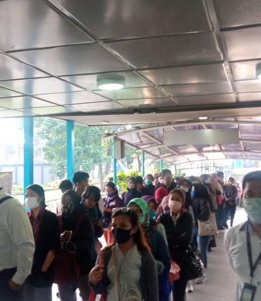 Transjakarta Dibatasi, Ini Foto-foto Penumpukan Penumpang