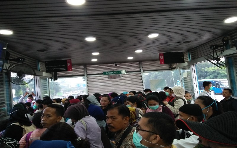 Transjakarta Dibatasi, Ini Foto-foto Penumpukan Penumpang