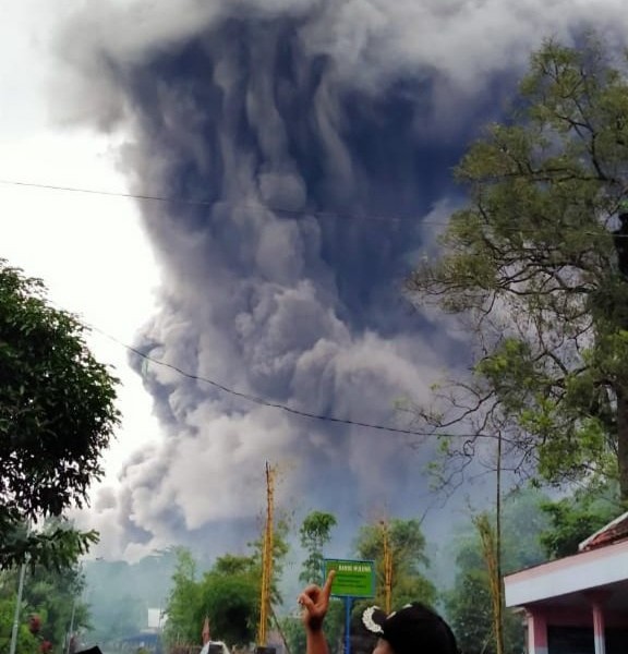 Video dan Foto-foto Awan Panas Gunung Semeru