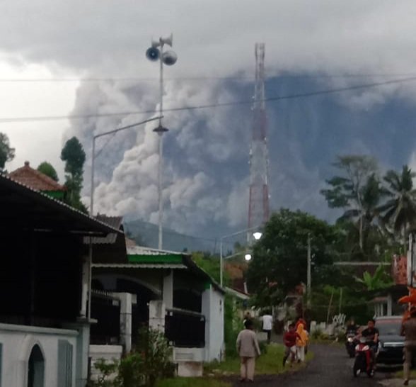 Video dan Foto-foto Awan Panas Gunung Semeru