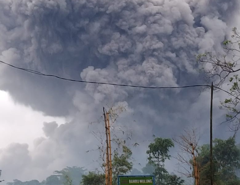 Video dan Foto-foto Awan Panas Gunung Semeru