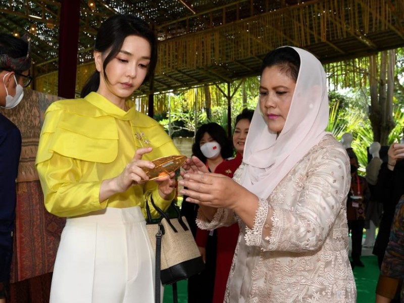 10 Potret Istri Presiden Korea Selatan nan Cantik saat Bareng Iriana Jokowi