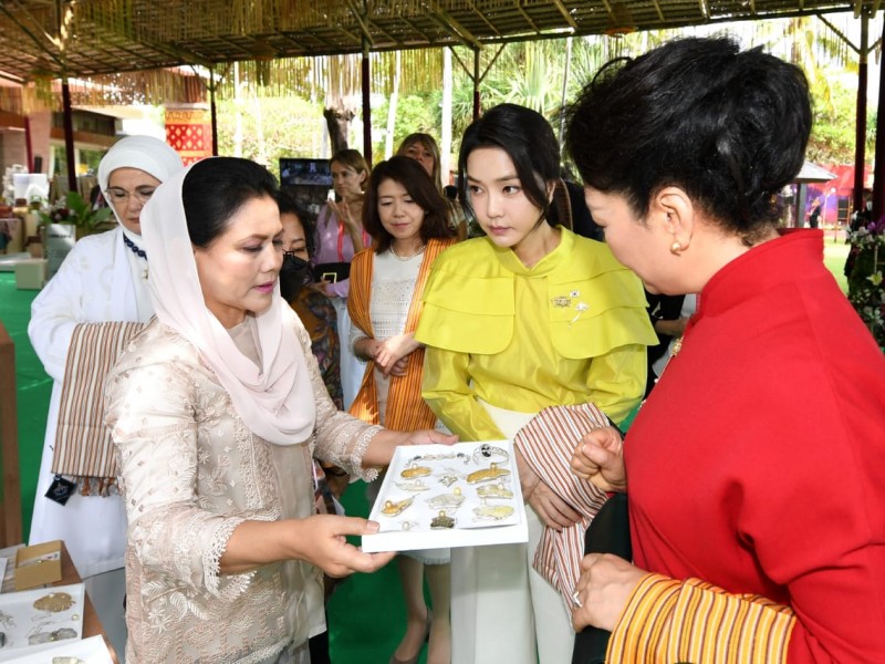 10 Potret Istri Presiden Korea Selatan nan Cantik saat Bareng Iriana Jokowi