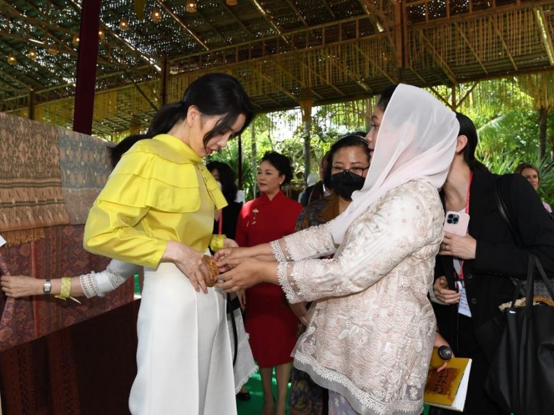 10 Potret Istri Presiden Korea Selatan nan Cantik saat Bareng Iriana Jokowi