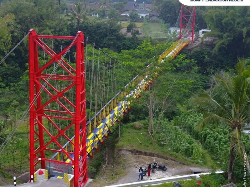 Warna-warni Jembatan Gantung Padat Karya, Ini Gambar-gambarnya