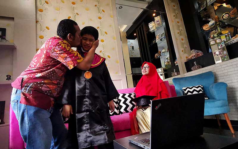 Foto-Foto Pemenang Lomba Foto Bisnis Indonesia "Di Rumah Aja"