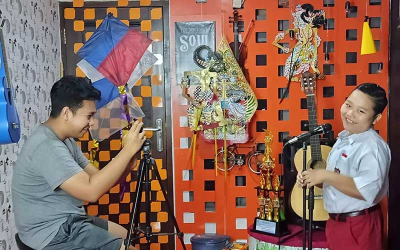 Foto-Foto Pemenang Lomba Foto Bisnis Indonesia "Di Rumah Aja"