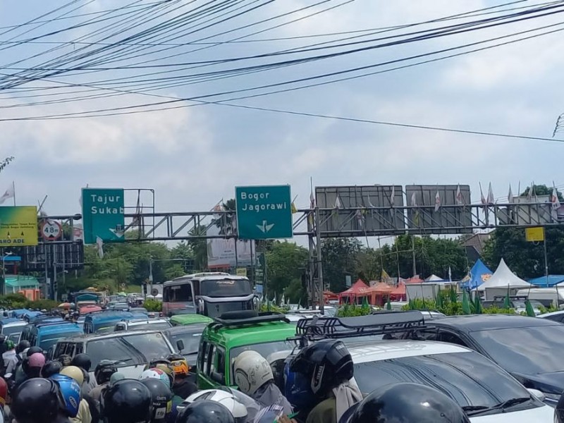 Horor! Ribuan Kendaraan Terjebak Macet Panjang di Jalur Puncak