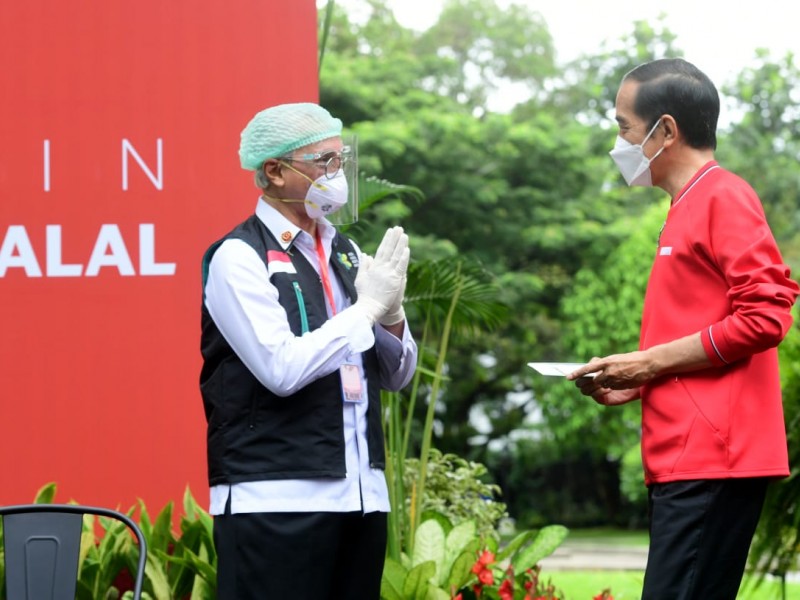 Cekrek! Gaya Santai dan Sporty Jokowi Disuntik Vaksin Dosis Kedua