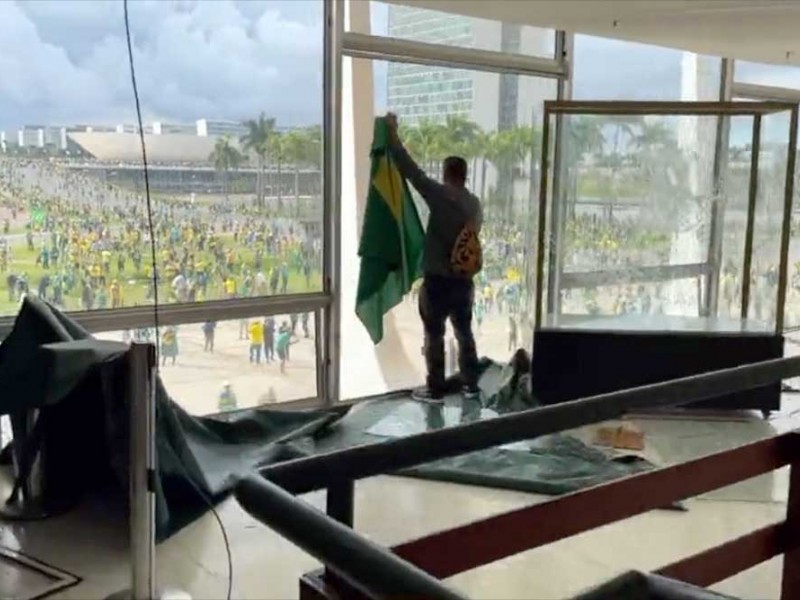 Foto-Foto Pendukung Bolsonaro Saat Menyerbu Istana Kepresidenan Brasil