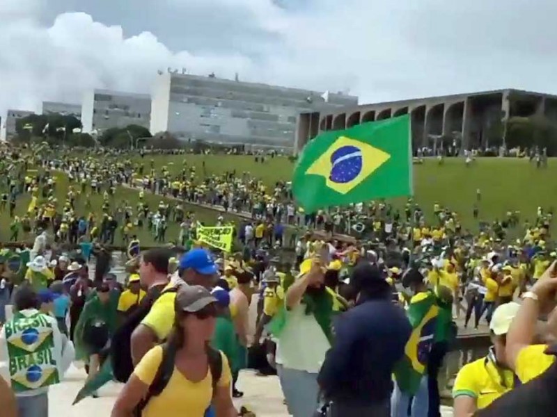 Foto-Foto Pendukung Bolsonaro Saat Menyerbu Istana Kepresidenan Brasil