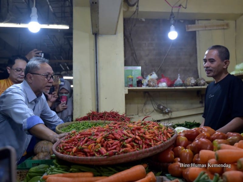 Foto-Foto Zulkfili Hasan Sidak ke Pasar di Hari Pertama Jadi Mendag