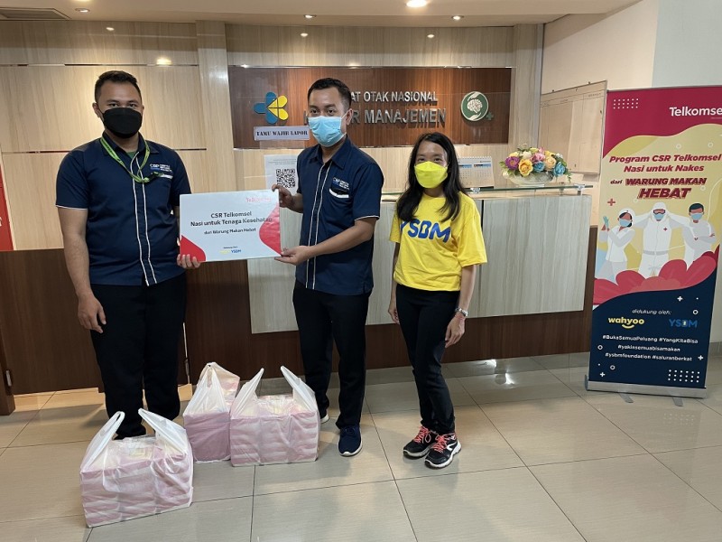 Telkomsel Gandeng Warung Makan Hebat Salurkan 5000 Paket “Nasi untuk Nakes” ke Beberapa RS di Jakarta