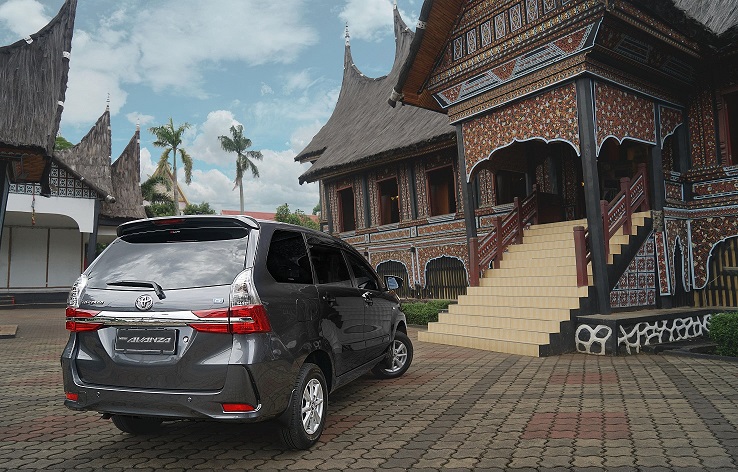 Tampilan exterion bagian belakakang Toyota Avanza-Veloz.