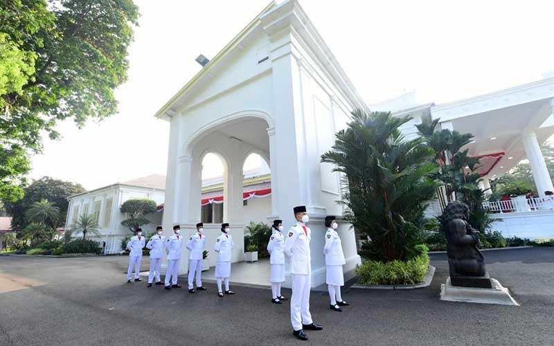 Foto-Foto 8 Paskibraka Sebelum Mengibarkan Sang Saka Merah Putih