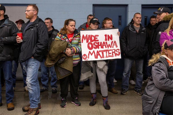 Pekerja GM berkumpul untuk pertemuan UNIFOR Local 222 di dekat pabrik perakitan General Motors di Oshawa, Ontario, Kanada 26 November 2018. /REUTERS-Carlos Osorio