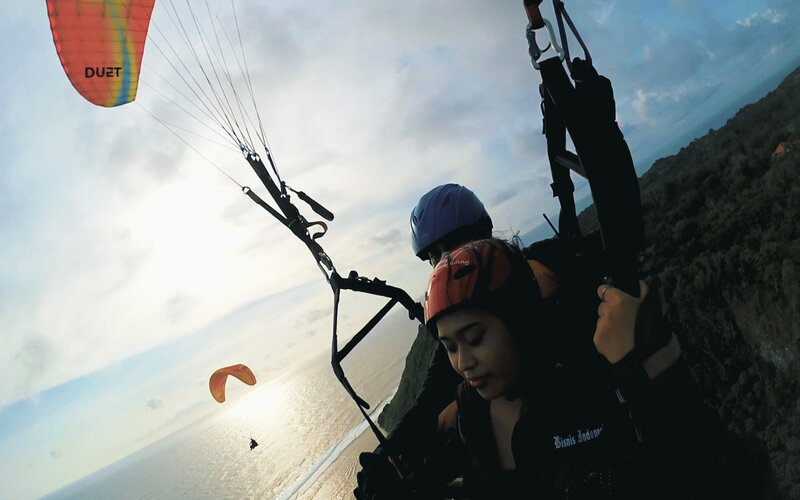 Mencoba Paragliding di Bali, Melayang di Antara Tebing dan Laut