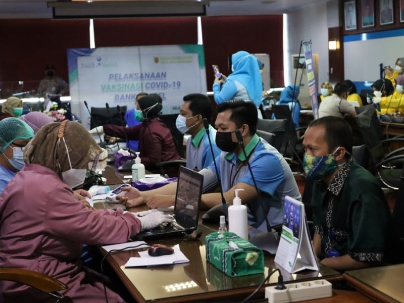 Pastikan Layanan Prima, Bank Kalsel Lakukan Vaksinasi Pegawai