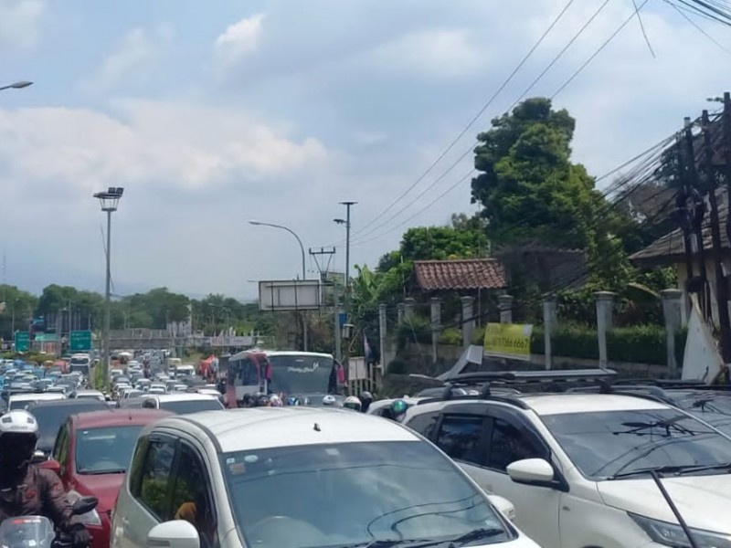 Horor! Ribuan Kendaraan Terjebak Macet Panjang di Jalur Puncak