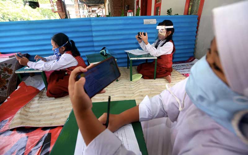 Foto-Foto Siswa SD Belajar di Warung Internet Gratis Buatan Warga Bandung