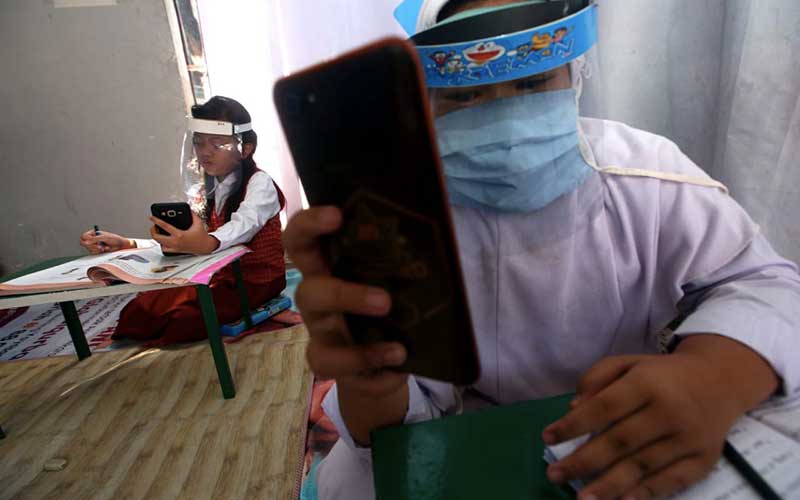 Foto-Foto Siswa SD Belajar di Warung Internet Gratis Buatan Warga Bandung