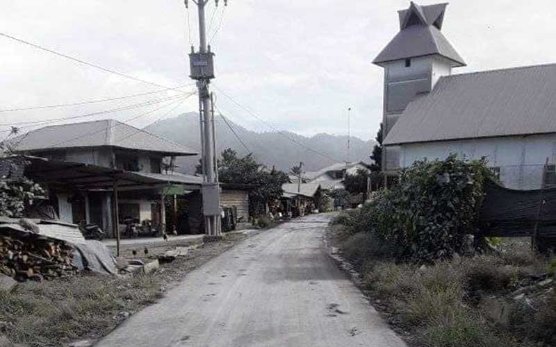 Foto-Foto Hujan Abu Vulkanik Akibat Erupsi Gunung Sinabung