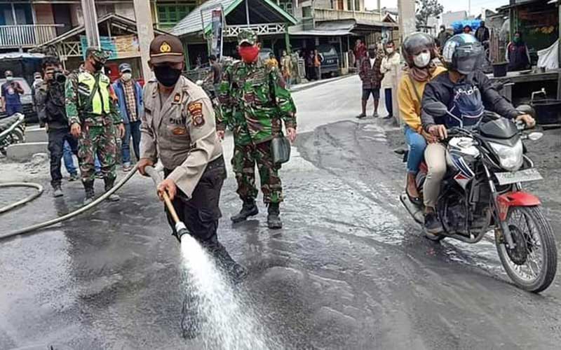 Foto-Foto Hujan Abu Vulkanik Akibat Erupsi Gunung Sinabung