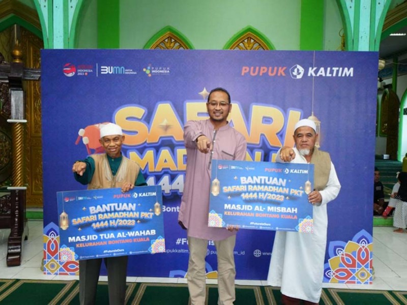 SVP Sekretaris Perusahaan PKT Teguh Ismartono secara simbolik memberikan bantuan kepada Masjid Jami Al-Misbah di wilayah Bontang Kuala, Kalimantan Timur./JIBI-Istimewa