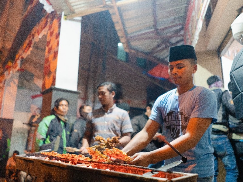 Raup Puluhan Juta Rupiah dengan Sate Berkat Teknologi