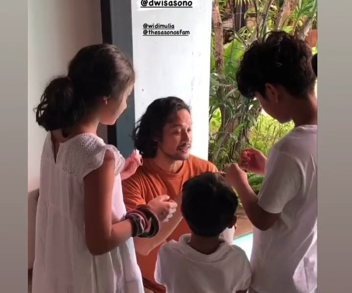Foto-foto Mengharukan Pertemuan Dwi Sasono dengan Keluarganya usai Bebas