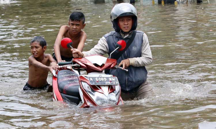 BERITA FOTO : Ketika Banjir Melumpuhkan Transportasi Ibu Kota 